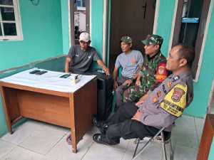 TNI-POLRI Laksanakan Ke Posksmdes Desa Binaan Ajak Jaga Kamtibmas Yang Kondusif Di Lingkungan.