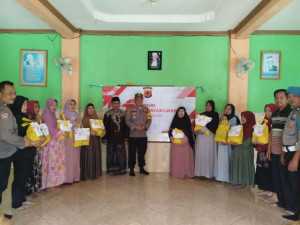 Polsek Cijeruk Gelar Bakti Sosial Penyerahan Sembako Dalam Rangka HUT Bhayangkara KE-79 Di Desa Ciburayut.