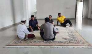 Jelang HUT Bhayangkara ke-79, Kapolsek Caringin Bersama Camat dan Danramil Sambangi Tokoh Masyarakat.