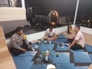 Bhabinkamtibmas Polsek Cisarua Polres Bogor Laksanakan Kontrol Pos Kamling dan Sampaikan Pesan Kamtibmas.