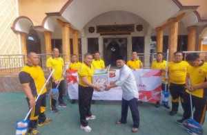 Sambut Hari Bhayangkara ke-79, Polsek Gunung Putri Gelar Bhakti Religi Bersih-Bersih Masjid.