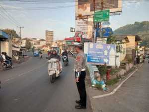 Anggota Polsek Ciampea Polres Bogor Laksanakan Pengaturan Lalu Lintas Pagi Untuk Wujudkan Kamseltibcarlantas.