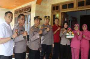 Sambut HUT Bhayangkara ke-79 Kapolres Purworejo Kunjungi Anggotanya Yang Sakit Menahun