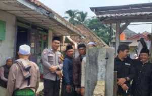 Bhabinkamtibmas dan Babinsa Sambangi Warga Desa Warung Menteng Cijeruk.