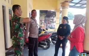 Bhabinkamtibmas Polsek Parung Bersama Babinsa Berikan Imbauan Kamtibmas dan Antisipasi Cuaca Ekstrem kepada Warga.