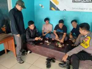 Bhabinkamtibmas Polsek Ciampea Silaturahmi Bersama Ketua Karang Taruna dan Warga, Sampaikan Pesan Kamtibmas.