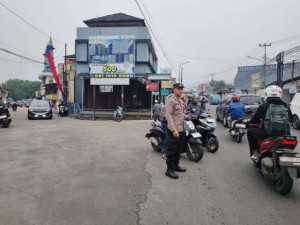 Anggota Polsek Ciampea Polres Bogor Gelar Pengaturan Lalu Lintas untuk Ciptakan Kamseltibcarlantas.