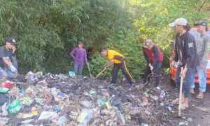 Sambut Hari Bhayangkara ke-79, Polsek Caringin Bersama Forkopimcam dan Warga Desa Pasir Muncang Gotong Royong Bersihkan Sampah di Sepanjang Jalan Cipopokol.