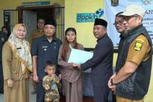 Peringati Harganas ke-32, Wabup Sukabumi H. Andreas Serahkan Santunan untuk Keluarga Risiko Stunting