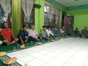 Bhabinkamtibmas dan Babinsa Kelurahan Karang Asem Barat Laksanakan Tawasulan Bersama Tokoh Masyarakat untuk Memperkuat Sinergitas TNI-POLRI dan Ciptakan Kamtibmas
