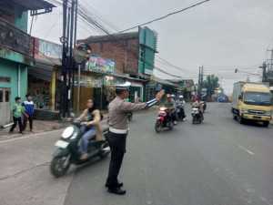 Anggota Polsek Ciampea Gelar Pengaturan Lalu Lintas Pagi Hari untuk Ciptakan Kamseltibcarlantas.