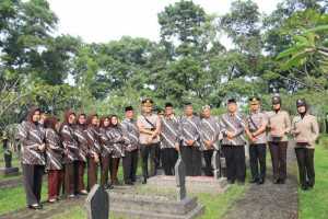 Kapolres Bogor Pimpin Ziarah dan Tabur Bunga Makam Pahlawan Pondok Rajeg Sambut HUT Bhayangkara ke-79.