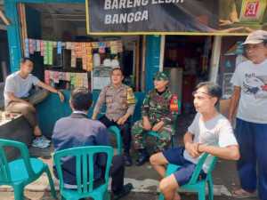 TNI-POLRI Sambangi Warga Desa Binaan Tingkatkan Keamanan Lewat Patroli Dialogis Dengan Warga.