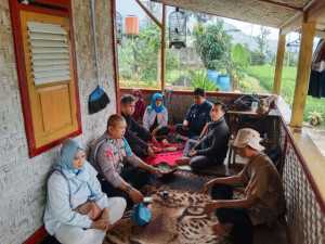 Jalin Kedekatan dengan Tokoh Agama dan Tokoh Masyarakat, Bhabinkamtibmas Polsek Cijeruk Rutin Sambang Warga di Desa Ciburuyut.