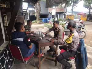 Jalin Sinergitas TNI-POLRI Bhabinkamtibmas dan Babinsa Sambangi Warga Kelurahan Cisarua Sampaikan Pesan Kamtibmas.