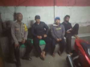 Bhabinkamtibmas Polsek Cisarua Polres Bogor Sambangi Pos Kamling dan Sampaikan Pesan Kamtibmas kepada Warga.
