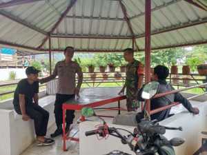 Bhabinkamtibmas Polsek Parung dan Babinsa Koramil 0621/22 Bersinergi Beri Himbauan Kamtibmas kepada Warga Desa Putat Nutug.