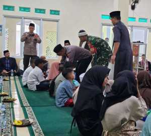 Sambut HUT Bhayangkara ke-79, Bhabinkamtibmas Polsek Parung Jalin Kedekatan dan Beri Santunan kepada Anak Yatim Piatu di Desa Cogreg.