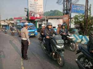 Anggota Polsek Ciampea Polres Bogor Gelar Pengaturan Lalu Lintas untuk Ciptakan Kamseltibcarlantas di Pagi Hari.