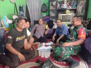 Sinergitas TNI-POLRI Sambang Kamtibmas Warga Tingkatkan Keamanan Lewat Patroli Dialogis di Tengah Warganya.