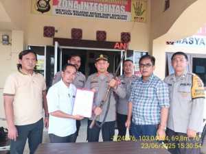 Sekdes Suro Serahkan Senpira ke Polsek Muara Beliti, Wujud Dukungan Operasi Senpi Musi 2025