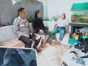 Bhabinkamtibmas Polsek leuwiliang Sambang Warga, Pererat Kedekatan Dengan Masyarakat Di Leuwisadeng.