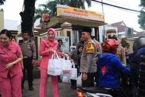 Kapolres Bogor dan Ketua Bhayangkari Cabang Bogor Gelar Bhakti Sosial.