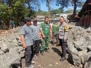 Bhabinkamtibmas Sambang Lokasi Pembangunan Pos Koramil Megamendung, Wujud Sinergitas TNI-POLRI Linmas.