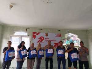 Peduli Sesama, Polsek Cibinong Berikan Sembako Kepada PHL dan Warga Sekitar dalam Rangka HUT Bhayangkara ke-79.