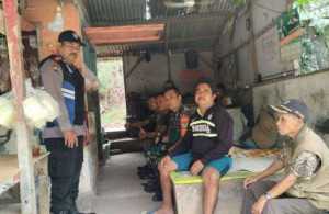 Bhabinkamtibmas Polsek Parungpanjang Sambang dan Beri Himbauan Kamtibmas kepada Warga Desa Cikuda.