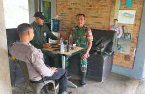 Bhabinkamtibmas Polsek Ciawi Sambangi Warga Desa Cibedug, Sampaikan Pesan Kamtibmas.