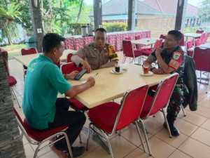 TNI-POLRI dan Warga di Cipayung Girang, Wujudkan Lingkungan Aman dan Kondusif.
