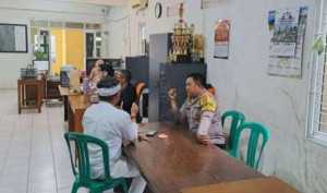 Bhabinkamtibmas Polsek Ciampea Silaturahmi dengan Pemdes Cihideung Udik, Sampaikan Pesan Kamtibmas dan Imbauan Lingkungan.