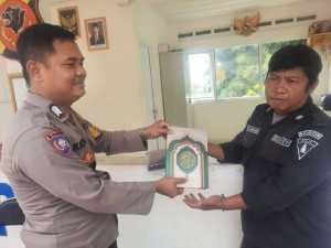 Bhabinkamtibmas Desa Tamansari Sambangi Warga dan Salurkan Bantuan Perlengkapan Ibadah.
