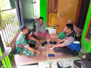 Sinergitas TNI-POLRI Bhabinkamtibmas dan Babinsa Sambangi Warga Desa Cibalung Sampaikan Pesan Kamtibmas.