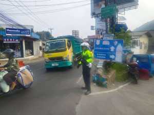 Anggota Polsek Ciampea Laksanakan Pengaturan Lalu Lintas Sore Hari untuk Ciptakan Kamseltibcarlantas.
