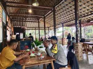 Bhabinkamtibmas Polsek Cijeruk Sambangi Warga Desa Ciburayut, Dekatkan Polri dengan Masyarakat.