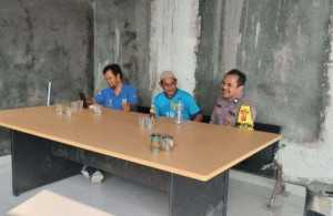 Wujudkan Keamanan Lingkungan, Bhabinkamtibmas Polsek Parungpanjang Sambangi Warga dan Sampaikan Imbauan Kamtibmas.