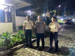 Bhabinkamtibmas Polsek Cisarua Kontrol Poskamling dan Sampaikan Pesan Kamtibmas di Desa Tugu Selatan.