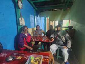 Bhabinkamtibmas Polsek Cisarua Polres Bogor Kontrol Pos Kamling dan Sampaikan Pesan Kamtibmas di Desa Tugu Utara.