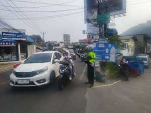 Wujud Pelayanan Polri, Anggota Polsek Ciampea Laksanakan Pengaturan Lalu Lintas Sore Hari.