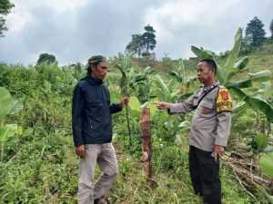 Bhabinkamtibmas Polsek Tanjungsari Sambangi Warga, Sampaikan Himbauan Kamtibmas dan Edukasi Lingkungan.