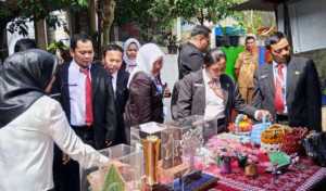 Bhabinkamtibmas Polsek Citeureup Hadiri Kunjungan Kerja DLH Kabupaten Bogor di Kampung Ramah Lingkungan.