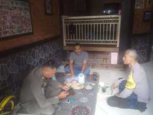 Bhabinkamtibmas Kelurahan Cisarua Laksanakan Sambang dan Silaturahmi Warga, Sampaikan Pesan Kamtibmas.