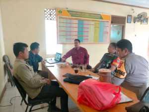 Sinergitas TNI-POLRI, Bhabinkamtibmas dan Babinsa Sambangi Kantor Desa Cibalung, Sampaikan Pesan Kamtibmas dan Edukasi TPPO.