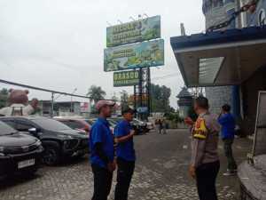 Bhabinkamtibmas Polsek Megamendung Sambangi Petugas Parkir di Desa Binaan Sampaikan Himbauan Kamtibmas.