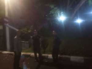 Ciptakan Kamtibmas Kondusif, Bhabinkamtibmas Polsek Cisarua Sambangi Pos Kamling dan Sampaikan Pesan Keamanan.