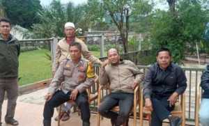 Bhabinkamtibmas Polsek Cisarua Sambangi Warga Desa Cibeureum Wujudkan Lingkungan Aman dan Kondusif.