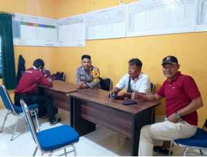 Bhabinkamtibmas Polsek Ciomas Sambangi Kantor Desa Laladon, Sampaikan Pesan Kamtibmas kepada Perangkat Desa.