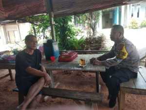 Bhabinkamtibmas Polsek Tanjungsari Sambangi Warga, Sampaikan Imbauan Kamtibmas dan Dorong Ketahanan Pangan.